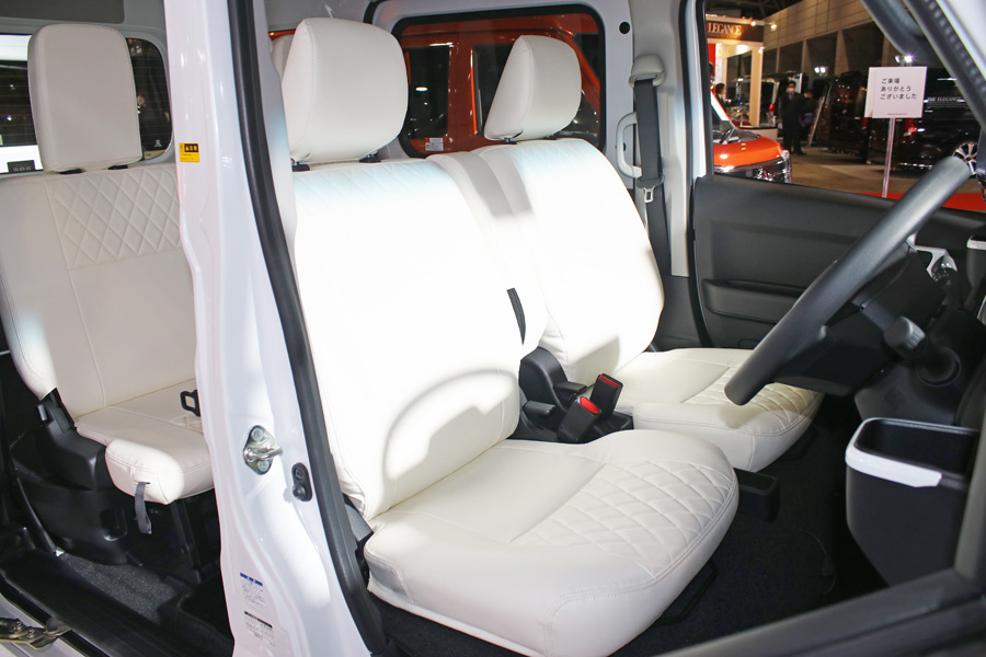 Daihatsu Atrai Premium Ver sở hữu nội thất 4 chỗ ngồi Daihatsu Atrai Premium Ver sở hữu nội thất 4 chỗ ngồi