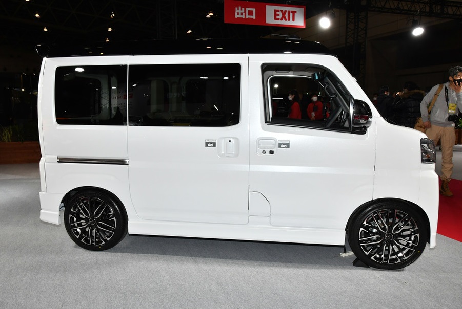 Daihatsu Atrai Premium Ver sở hữu gầm thấp hơn 50 mm so với xe nguyên bản Daihatsu Atrai Premium Ver sở hữu gầm thấp hơn 50 mm so với xe nguyên bản