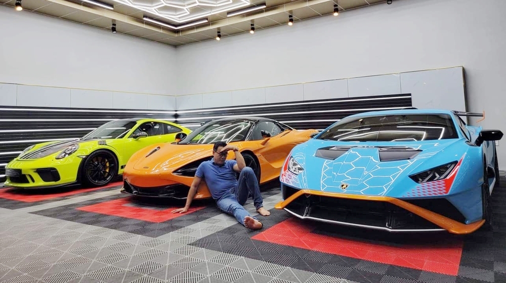 Vua c&aacute; Koi Thắng Ng&ocirc; chia sẻ ảnh chụp c&ugrave;ng c&aacute;c si&ecirc;u xe của 1 doanh nh&acirc;n Vũng T&agrave;u bao gồm Porsche 911 GT3 RS m&agrave;u xanh l&aacute;, si&ecirc;u xe mui trần McLaren 720S Spider m&agrave;u cam v&agrave; cuối c&ugrave;ng l&agrave; mẫu xe Lamborghini Huracan STO khiến giới truyền th&ocirc;ng nghĩ m&igrave;nh l&agrave; chủ nh&acirc;n của d&agrave;n xe n&agrave;y