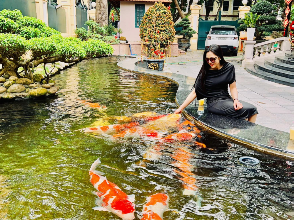 Vợ mới cưới của Vợ mới cưới của vua cá Koi Thắng Ngô còn chia sẻ ảnh cùng dàn cá Koi cực khủng, phía xa là chiếc xe Range Rover Evoque cũng xuất hiện trong dàn xe đưa dâu của Hà Thanh Xuân vừa qua