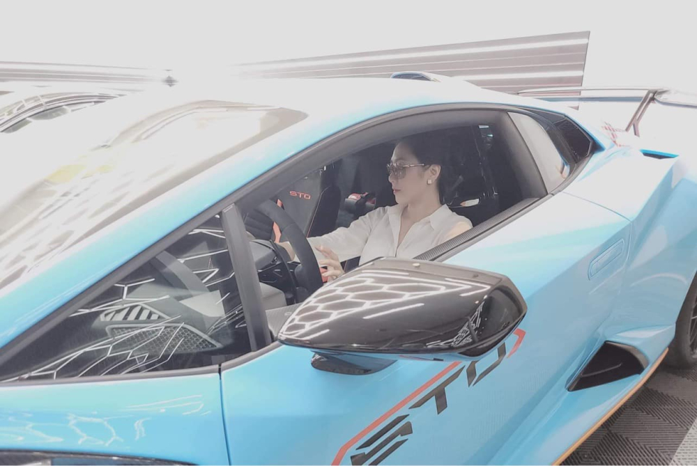 Còn đây là hình ảnh nữ ca sĩ Hà Thanh Xuân, vợ mới cưới của Còn đây là hình ảnh nữ ca sĩ Hà Thanh Xuân, vợ mới cưới của vua cá Koi Thắng Ngô chia sẻ ngồi thử siêu xe của ông anh