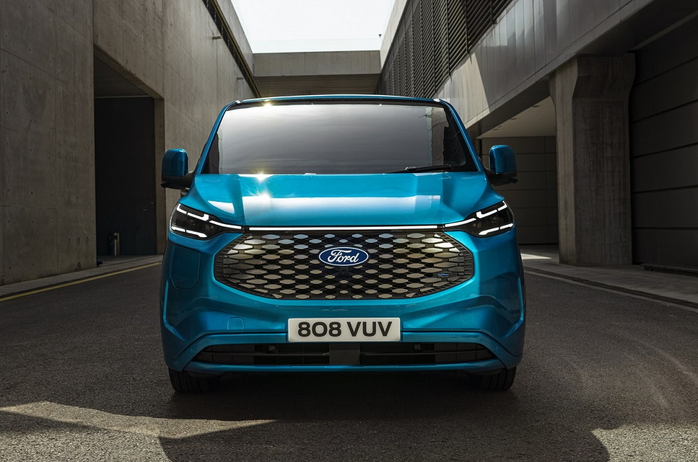 Thiết kế đầu xe kh&aacute; ấn tượng của Ford E-Transit Custom 2023