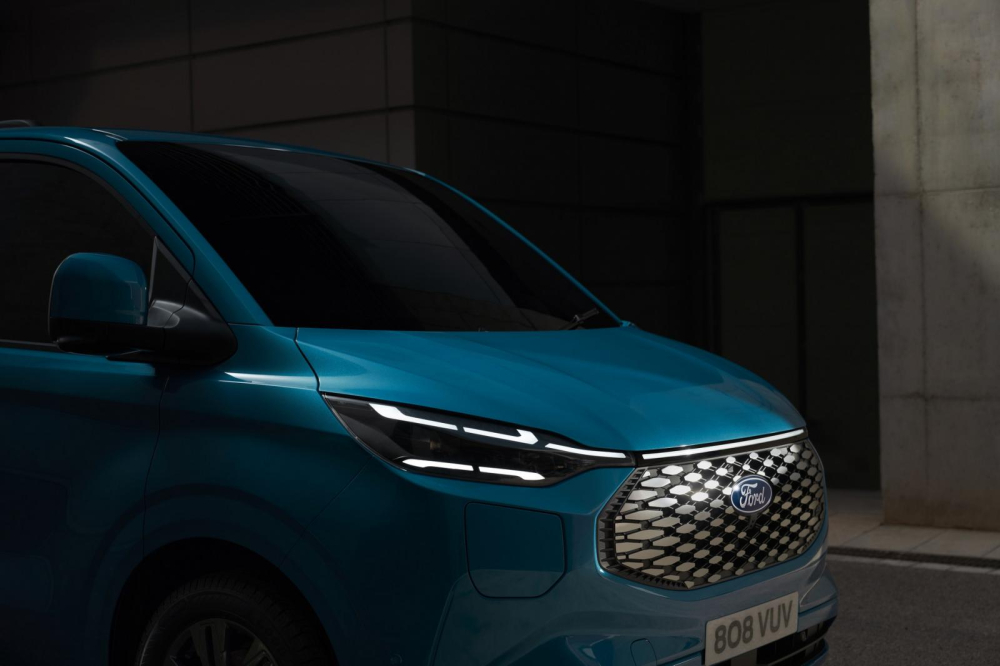 Đ&egrave;n pha v&agrave; dải đ&egrave;n LED định vị ban ng&agrave;y của Ford E-Transit Custom 2023
