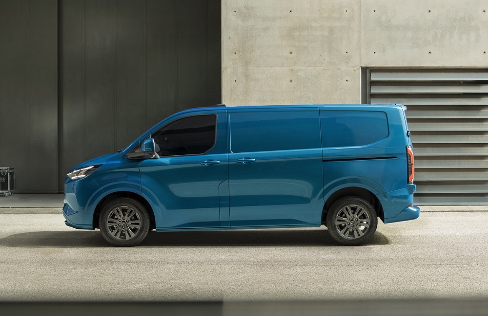 Ford E-Transit Custom 2023 c&oacute; bộ v&agrave;nh m&agrave;u x&aacute;m thể thao