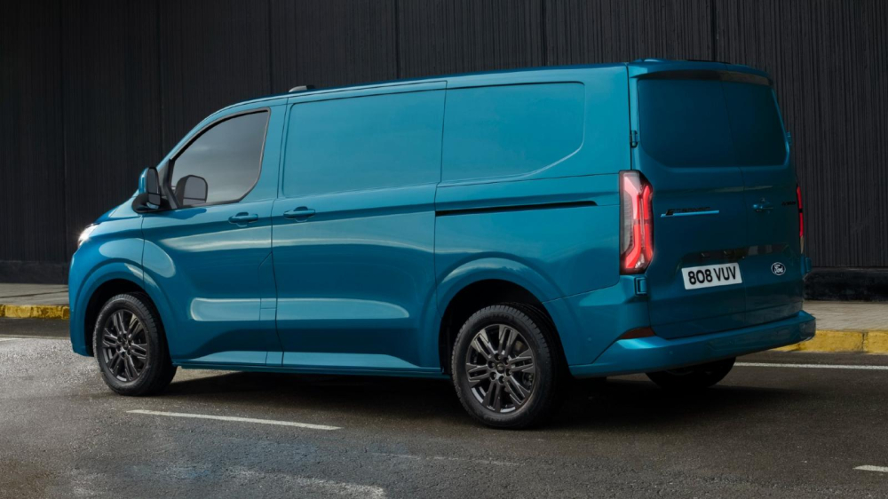 Ford E-Transit Custom 2023 c&oacute; thể chạy 380 km sau khi sạc đầy pin