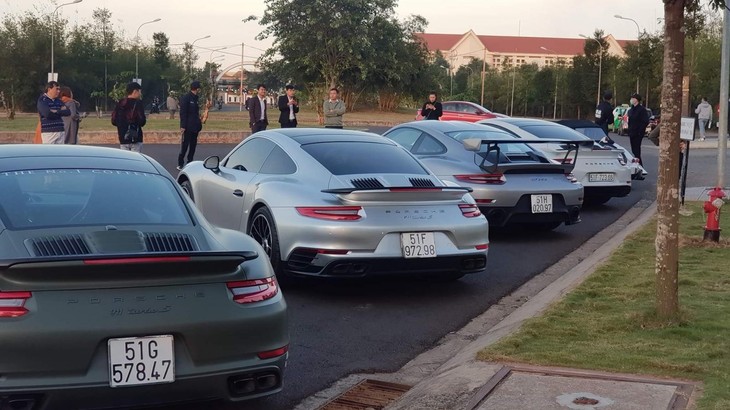 3 chiếc xe Porsche 911 Turbo S của ông Đặng Lê Nguyên Vũ được trưng bày cùng nhau, trong ảnh có chiếc xe Porsche 911 GT2 RS mang biển số 51H 3 chiếc xe Porsche 911 Turbo S của ông Đặng Lê Nguyên Vũ được trưng bày cùng nhau, trong ảnh có chiếc xe Porsche 911 GT2 RS mang biển số 51H