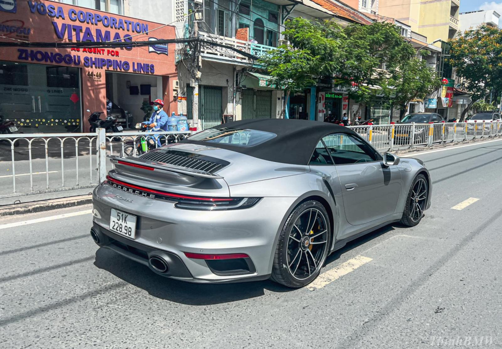 Còn chiếc xe thể thao mui trần Porsche 911 Turbo S Cabriolet 2022 của ông Đặng Lê Nguyên Vũ được mua chính hãng có biển số 51K-228.98 Còn chiếc xe thể thao mui trần Porsche 911 Turbo S Cabriolet 2022 của ông Đặng Lê Nguyên Vũ được mua chính hãng có biển số 51K-228.98