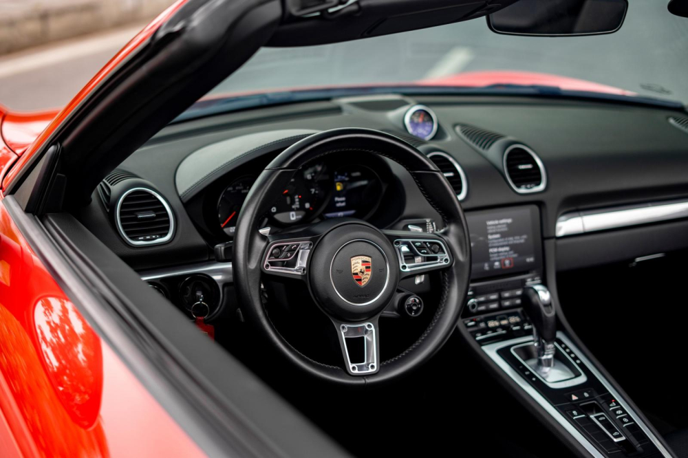 Porsche 718 Boxster đời 2019 được trang bị khối động cơ xăng Boxer 6 xi-lanh, dung tích 2.0 lít, tăng áp, tạo ra công suất tối đa 296 mã lực Porsche 718 Boxster đời 2019 được trang bị khối động cơ xăng Boxer 6 xi-lanh, dung tích 2.0 lít, tăng áp, tạo ra công suất tối đa 296 mã lực