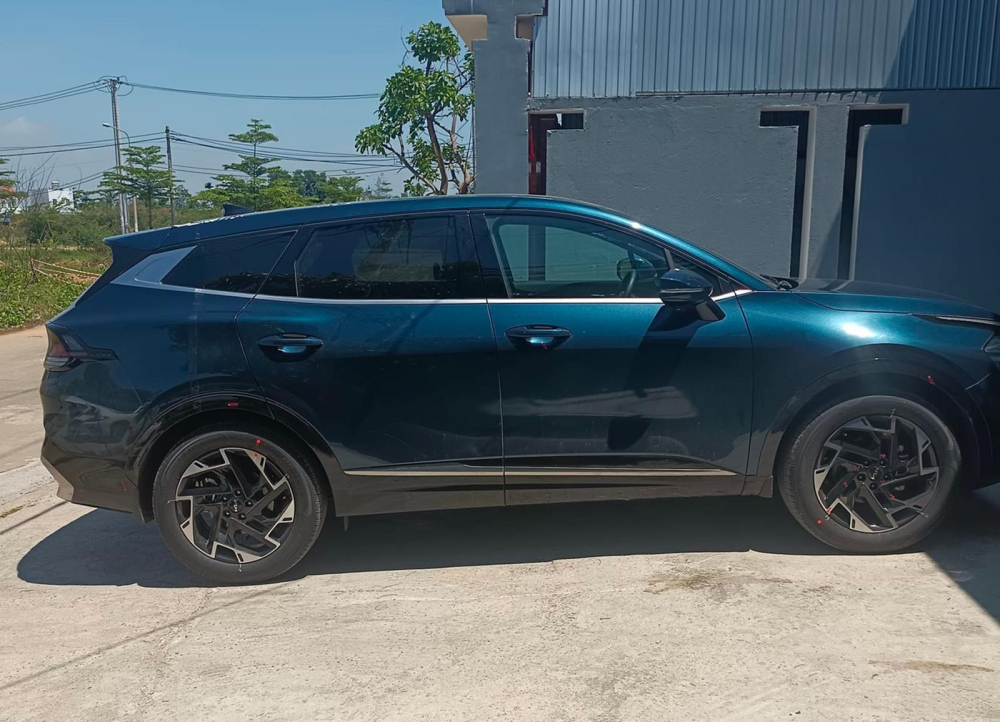 Mâm xe có kích thước 18 inch. Mâm xe có kích thước 18 inch.