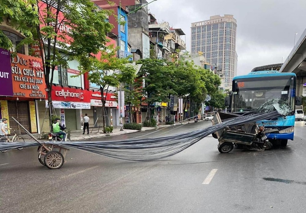 Bó thép do xe tự chế chở đâm thủng kính lái của của xe bus, rất may không có thiệt hại về người nhưng đây là một vấn nạn hết sức đáng lo tại các thành phố hiện nay. Bó thép do xe tự chế chở đâm thủng kính lái của của xe bus, rất may không có thiệt hại về người nhưng đây là một vấn nạn hết sức đáng lo tại các thành phố hiện nay.