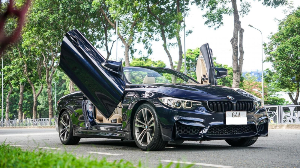 BMW 420i Convertible sở hữu kiểu cửa cắt kéo, cửa này không mở vuông góc lên không trung như siêu xe Lamborghini mà sẽ có biên độ mở ngang sau đó mới đẩy lên trời BMW 420i Convertible sở hữu kiểu cửa cắt kéo, cửa này không mở vuông góc lên không trung như siêu xe Lamborghini mà sẽ có biên độ mở ngang sau đó mới đẩy lên trời