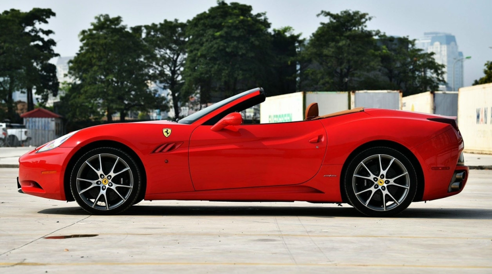 California là 1 dòng xe chuyên về mui trần của Ferrari California là 1 dòng xe chuyên về mui trần của Ferrari