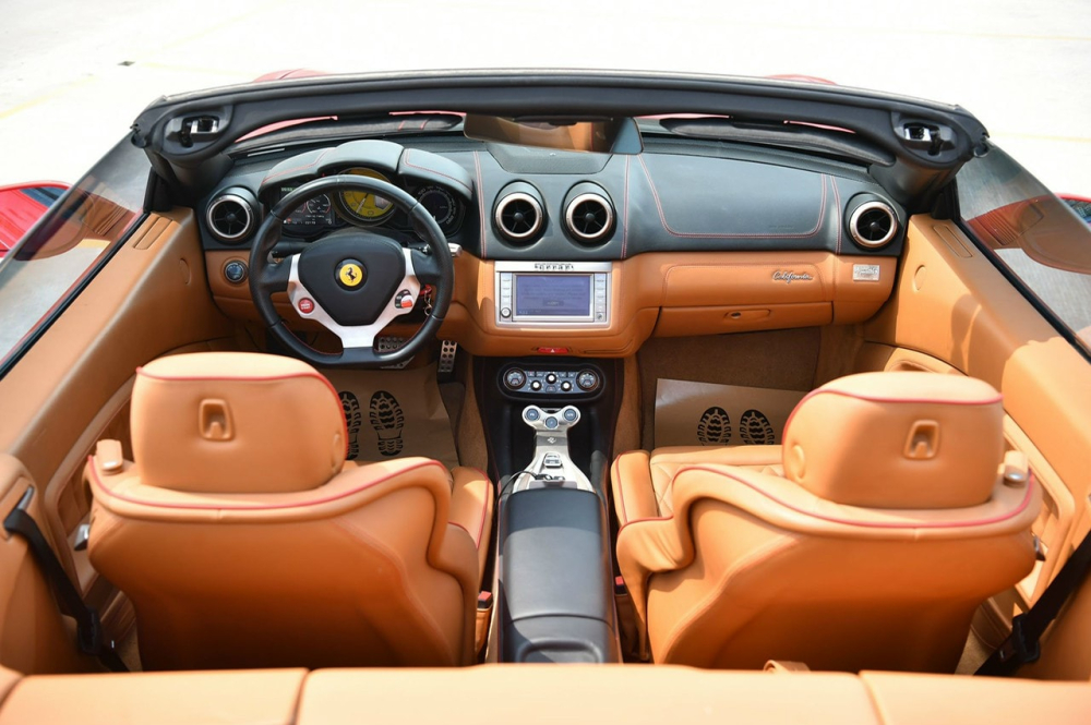 To&agrave;n cảnh nội thất xe Ferrari California