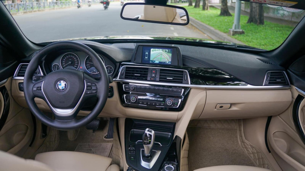 Chiếc xe BMW 420i Convertible này có khoang lái bọc da màu kem Chiếc xe BMW 420i Convertible này có khoang lái bọc da màu kem