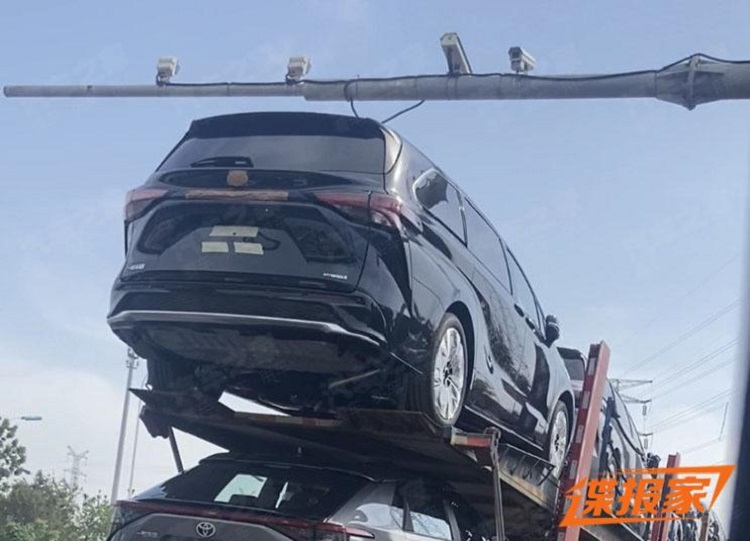 Bắt gặp Toyota Granvia 2022 - đối thủ mới của Kia Carnival - trên đường đến đại lý