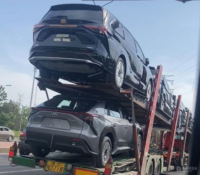 Bên dưới chiếc Toyota Granvia còn có chiếc xe điện bZ4X