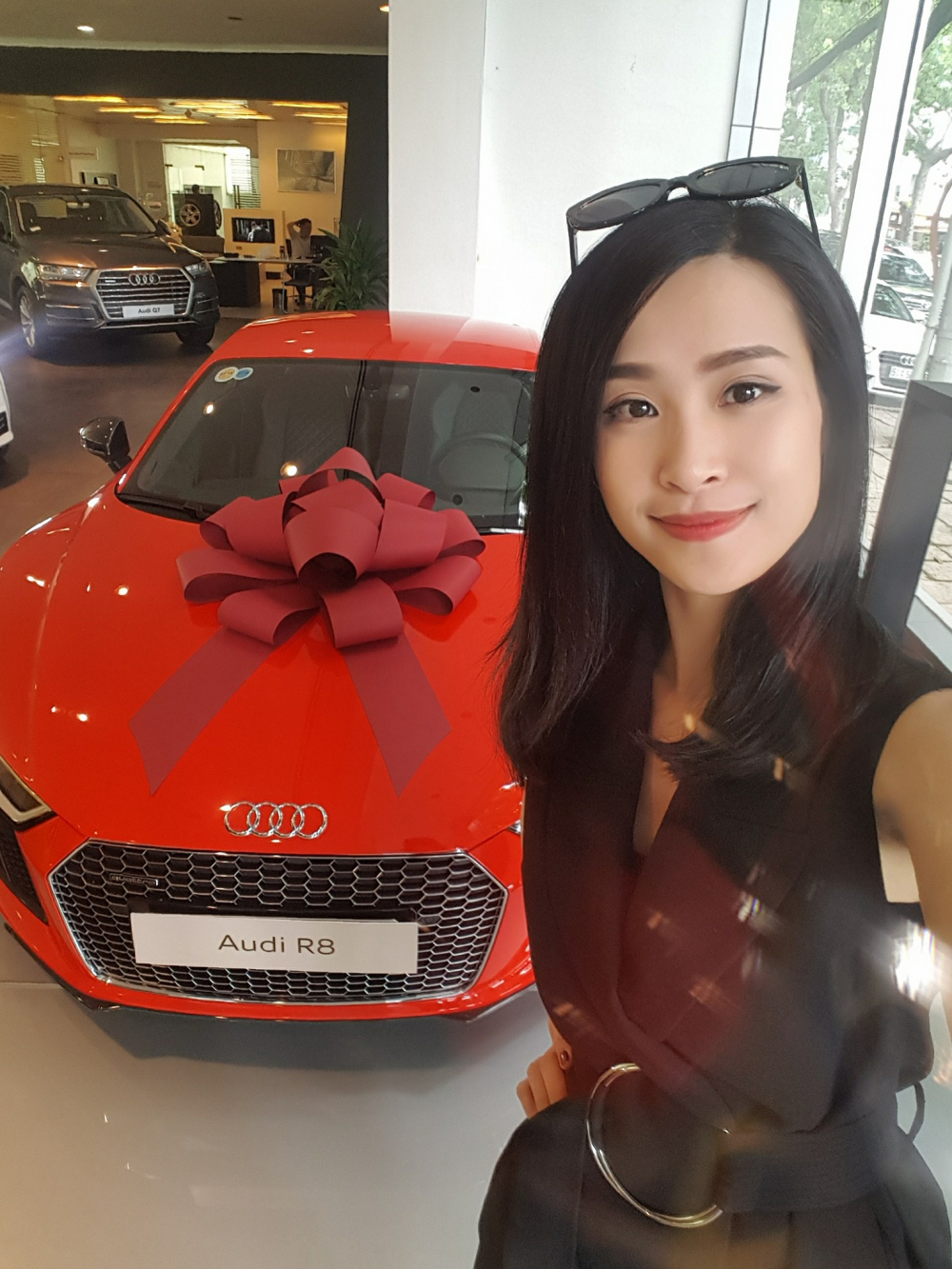Đông Nhi chia sẻ hình ảnh chụp cùng siêu xe Audi R8 V10 Plus vào tháng 1 năm 2017 với dòng trạng thái không phải là đại sứ thương hiệu của xe mà là chủ nhân Đông Nhi chia sẻ hình ảnh chụp cùng siêu xe Audi R8 V10 Plus vào tháng 1 năm 2017 với dòng trạng thái không phải là đại sứ thương hiệu của xe mà là chủ nhân