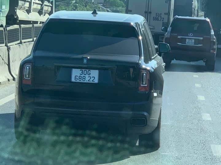 Chiếc Rolls-Royce Cullinan Black Badge biển số 30G-688.22 đã lăn bánh tại Hà Nội vào năm ngoái, bức ảnh này được chụp vào tháng 5 năm 2021 Chiếc Rolls-Royce Cullinan Black Badge biển số 30G-688.22 đã lăn bánh tại Hà Nội vào năm ngoái, bức ảnh này được chụp vào tháng 5 năm 2021