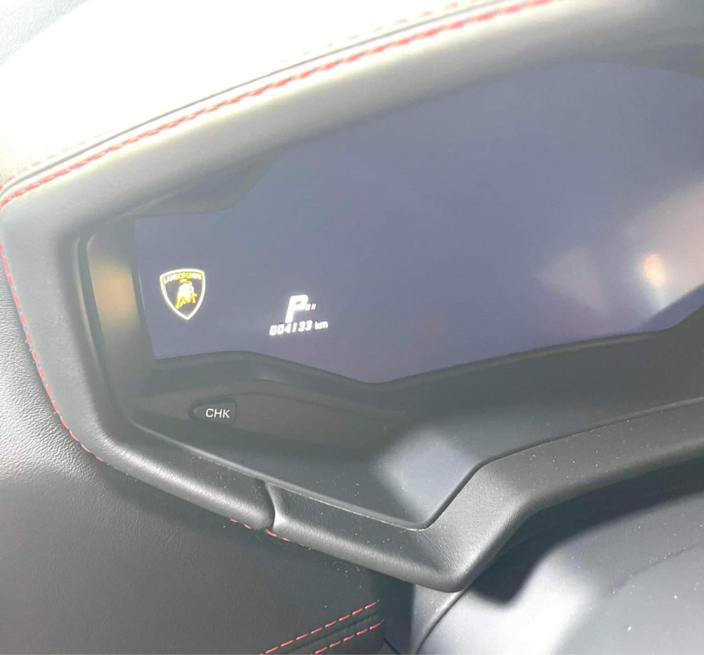 Đồng hồ công tơ mét của siêu xe Lamborghini Huracan LP610-4 này đang hiển thị ở con số 4.133 km Đồng hồ công tơ mét của siêu xe Lamborghini Huracan LP610-4 này đang hiển thị ở con số 4.133 km