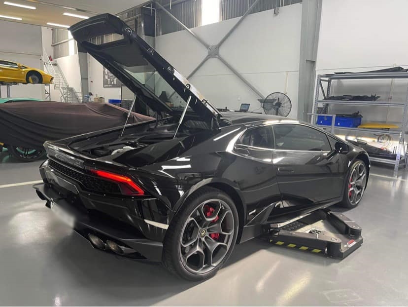 Về nước được 4 năm, siêu xe Lamborghini Huracan LP610-4 nhập chính hãng này chỉ mới lăn bánh hơn 4.000 km Về nước được 4 năm, siêu xe Lamborghini Huracan LP610-4 nhập chính hãng này chỉ mới lăn bánh hơn 4.000 km
