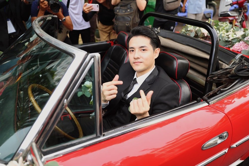 Ông Cao Thắng cầm lái xe mui trần Fiat 124 Sport Spider trong ngày đi đón Đông Nhi về làm vợ Ông Cao Thắng cầm lái xe mui trần Fiat 124 Sport Spider trong ngày đi đón Đông Nhi về làm vợ