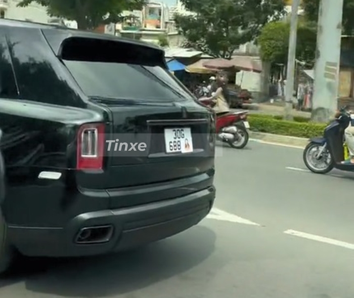 Chiếc xe Rolls-Royce Cullinan phiên bản Black Badge bị che đi 2 số cuối bằng 1 bức ảnh in hình người phụ nữ Chiếc xe Rolls-Royce Cullinan phiên bản Black Badge bị che đi 2 số cuối bằng 1 bức ảnh in hình người phụ nữ