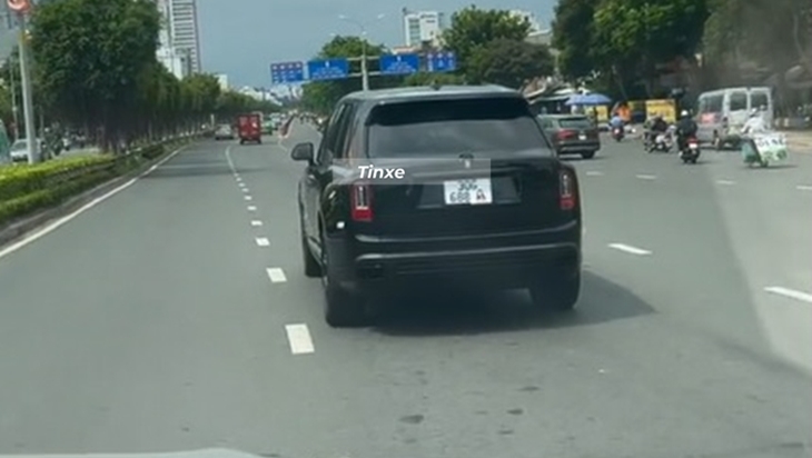 Hình ảnh chiếc SUV siêu sang lăn bánh trên đường Điện Biên Phủ bị che đi 2 số cuối Hình ảnh chiếc SUV siêu sang lăn bánh trên đường Điện Biên Phủ bị che đi 2 số cuối