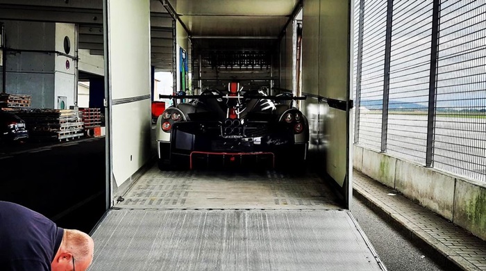 Đây là 1 trong 40 xe Pagani Huayra BC Roadster được sản xuất trên toàn thế giới và là xe thứ 2 được mang về Singapore Đây là 1 trong 40 xe Pagani Huayra BC Roadster được sản xuất trên toàn thế giới và là xe thứ 2 được mang về Singapore