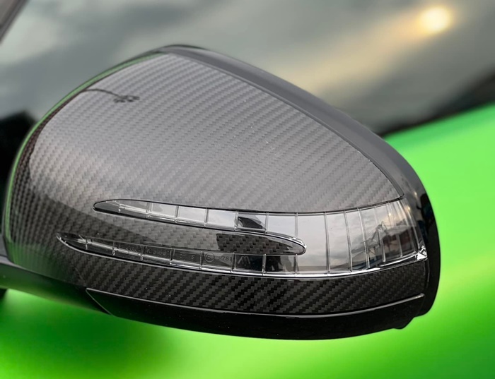 Xe có nhiều tùy chọn carbon như vỏ gương, mui xe Xe có nhiều tùy chọn carbon như vỏ gương, mui xe