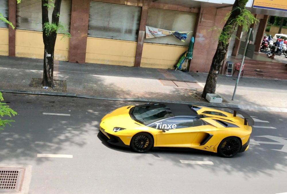 Nhưng Audi R8 không phải là tâm điểm chính, thay vào đó là chiếc siêu xe giới hạn Lamborghini Aventador SV Roadster lướt qua con đường Nguyễn Du để lại những âm thanh bụp bụp bụp phát ra từ ống xả độ của xe khiến không ít người thích thú. Số lượng siêu xe mui trần Lamborghini Aventador SV Roadster được sản xuất trên toàn thế giới là 500 chiếc và hiện tại chỉ có đúng 2 xe được mang về dải đất hình chữ S và đều định cư ở Sài thành. Chiếc xe Lamborghini Aventador SV Roadster trong bài viết là xe đầu tiên vè nước và sở hữu màu sơn vàng nhám.
