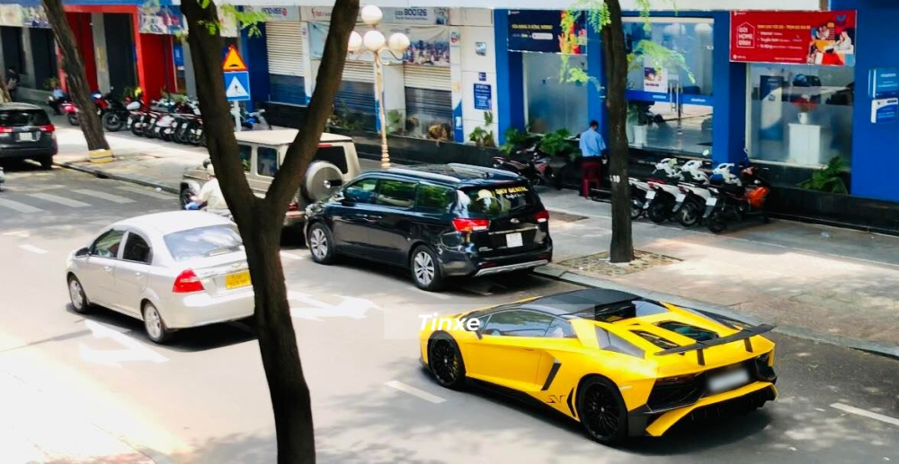Lamborghini Aventador LP750-4 SV Roadster vàng nhám sử dụng khối động cơ V12, hút khí tự nhiên, dung tích 6.5 lít, sản sinh công suất tối đa 740 mã lực và mô-men xoắn cực đại 690 Nm. Siêu xe mui trần hàng hiếm Lamborghini Aventador SV Roadster có thể tăng tốc từ vị trí xuất phát lên 100 km/h chỉ trong thời gian 2,9 giây trước khi đạt vận tốc tối đa 350 km/h.