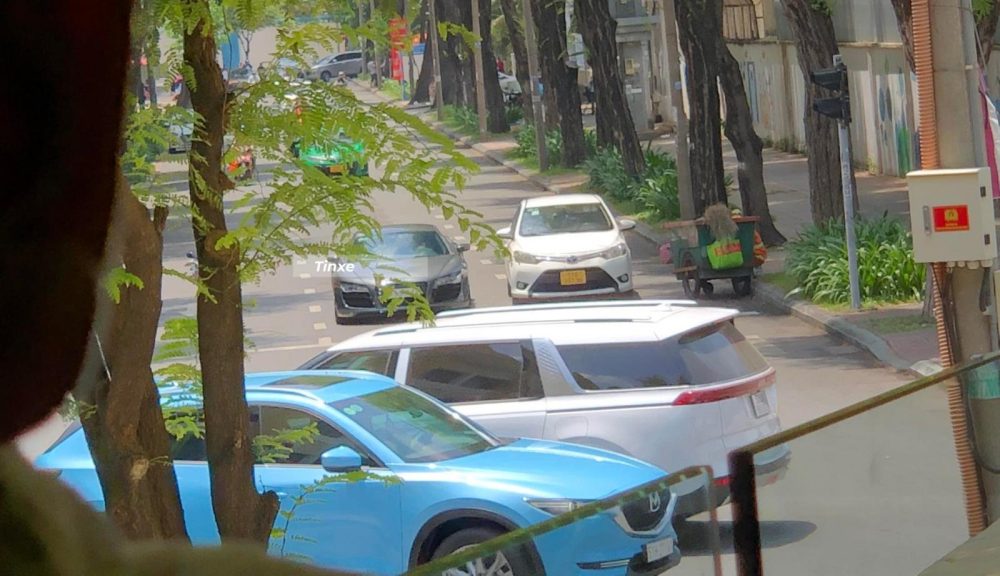 Sài Gòn những ngày cuối tuần không thiếu bóng dáng của các siêu xe dạo phố và chiếc xe lăn bánh qua đường Nguyễn du vào trưa qua còn là hàng độc khi là xe Audi R8 bản trang bị số sàn duy nhất Việt Nam, ngoại thất xe còn được chủ nhân độ body kit trăm triệu đồng.
