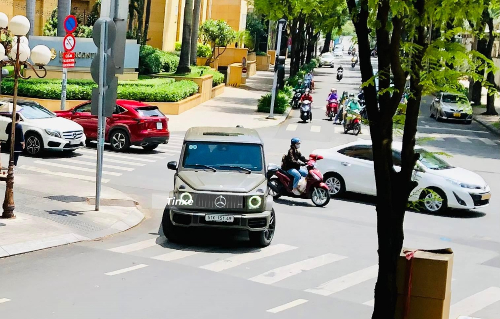 Trong suốt 3 năm qua, nếu nói mẫu xe nào tạo sức hút tốt nhất với các đại gia Việt thì đó phải là dòng xe SUV hạng sang Mercedes-AMG G63, từ thành thị đến nông thôn, Mercedes-AMG G63 luôn cho thấy độ phủ sóng rất tốt của mình và đây cũng là dòng xe được mệnh danh là thần tài của nhà giàu Việt