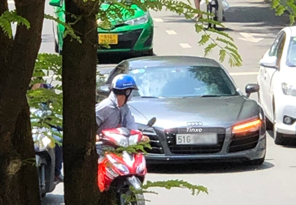 Chiếc siêu xe Audi R8 V10 duy nhất ở Việt Nam sử dụng hộp số sàn S Tronic 6 cấp tiêu chuẩn có khả năng tăng tốc từ vị trí xuất phát lên 100 km/h chỉ mất vỏn vẹn thời gian 3,9 giây trước khi đạt tốc độ tối đa 317 km/h. Chủ nhân của xe còn mạnh tay độ lại hệ thống ống xả đến từ thương hiệu Innotech Performance Exhaust (IPE) nhằm mang đến âm thanh mạnh mẽ và ấn tượng hơn rất nhiều so với nguyên bản. Hai ống xả được đặt đối xứng nhau và bao bọc là chụp ống xả thiết kế hình oval.