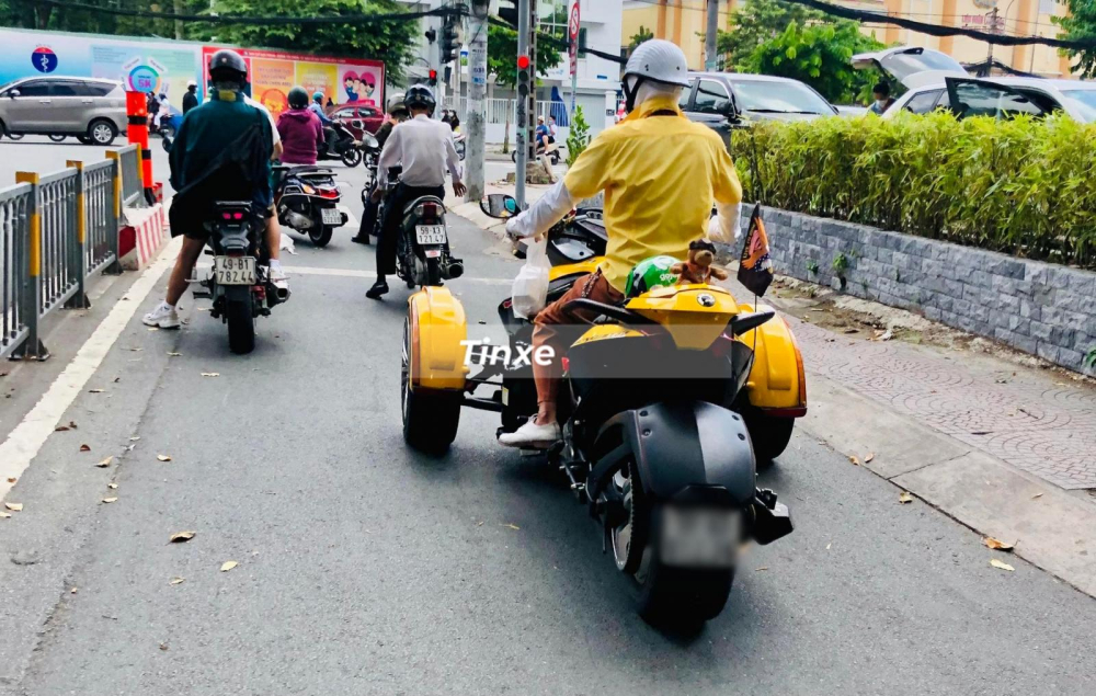 Có lẽ nhiều người sẽ biết được chiếc xe mô tô 3 bánh của tay chơi xe này mang nhãn hiệu Can-Am Spyder nhưng ít ai biết được ngoài hàng chục xe mô tô khủng, đại gia này còn là tay sưu tầm siêu xe có tiếng với Lamborghini Murcielago LP640-4 từng của Cường Đô-la, Lamborghini Aventador LP700-4 màu cam tùng của Minh Nhựa hay 1 chiếc siêu xe Ferrari F430 màu đỏ.