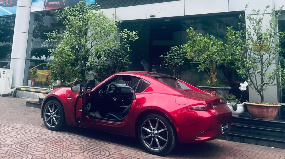 Mazda MX-5 RF lúc đóng mui Mazda MX-5 RF lúc đóng mui