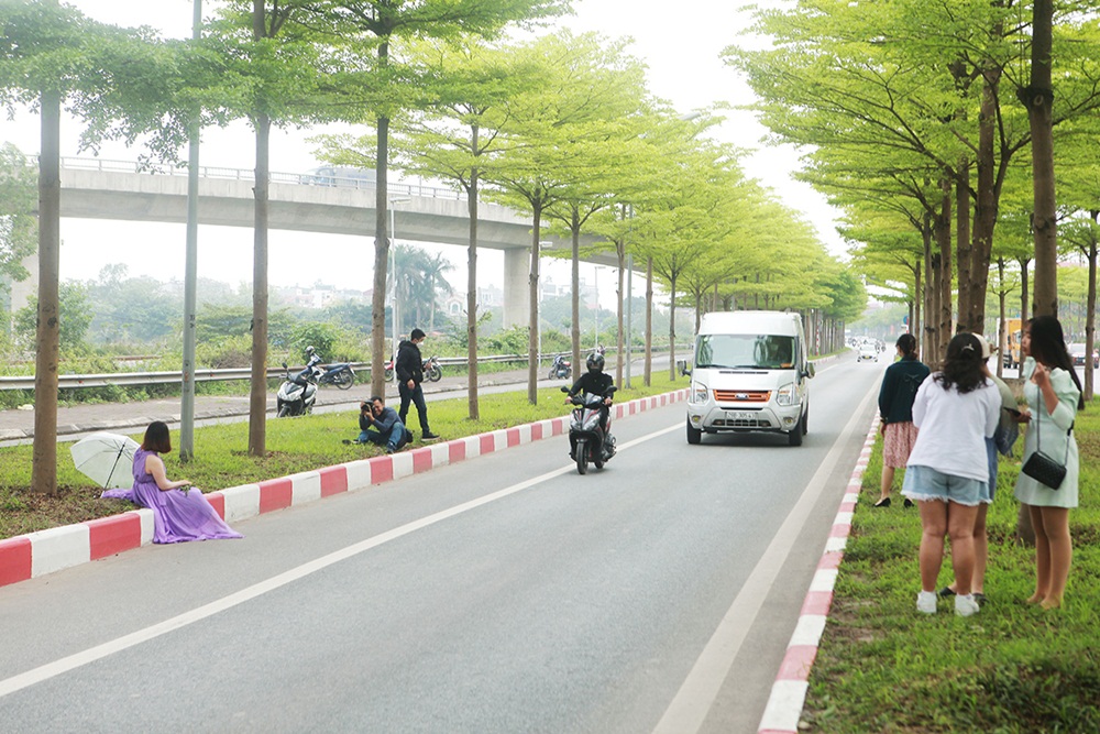 Dù có lệnh cấm dừng, cấm đỗ, cấm người đi bộ lên cao tốc Hà Nội - Bắc Giang nhưng nhiều người vẫn làm ngơ để... làm màu. Dù có lệnh cấm dừng, cấm đỗ, cấm người đi bộ lên cao tốc Hà Nội - Bắc Giang nhưng nhiều người vẫn làm ngơ để... làm màu.
