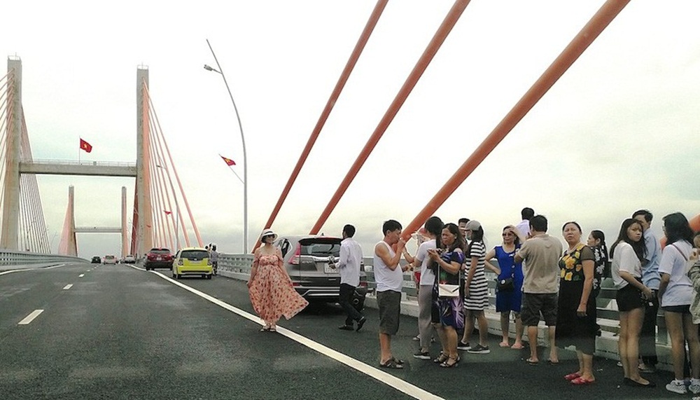 Cầu Bãi Cháy cũng là địa điểm dừng chân của nhiều người đam mê sống ảo. Cầu Bãi Cháy cũng là địa điểm dừng chân của nhiều người đam mê sống ảo.