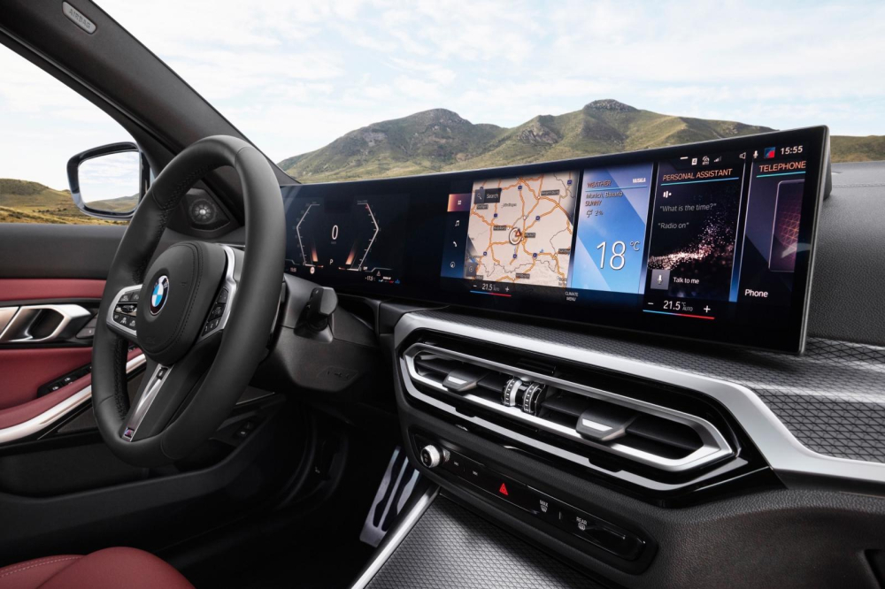 Màn hình cong cỡ lớn trên mặt táp-lô của BMW 3-Series 2023 Màn hình cong cỡ lớn trên mặt táp-lô của BMW 3-Series 2023