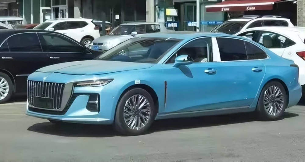 Hồng Kỳ H5 2022 nh&igrave;n từ b&ecirc;n sườn