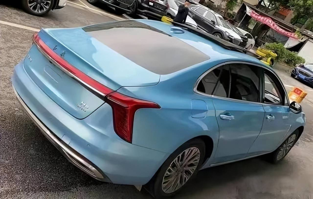 Cụm đ&egrave;n hậu vắt ngang l&agrave; điểm nhấn ở đu&ocirc;i xe của Hồng Kỳ H5 2022