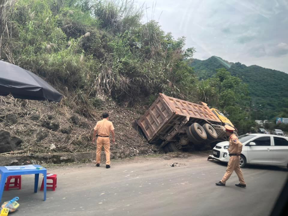 Lực lượng chức năng có mặt tại hiện trường vụ tai nạn Lực lượng chức năng có mặt tại hiện trường vụ tai nạn
