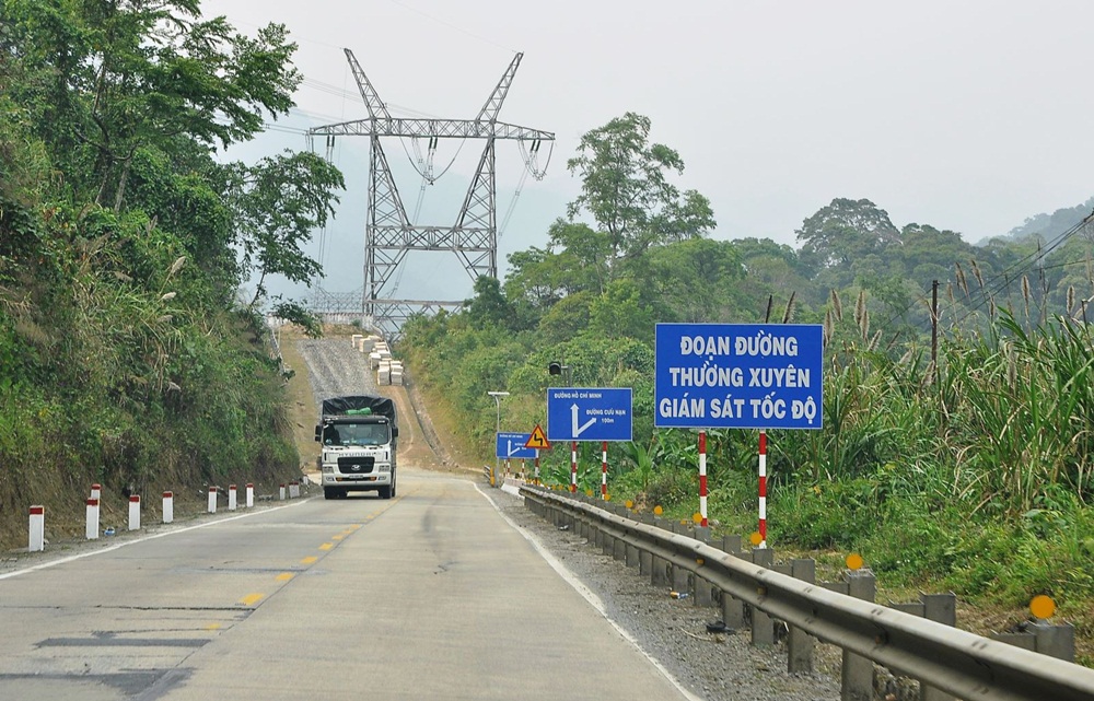 Đoạn đường đặt biển báo ghi chú ý giảm tốc độ thường là đường rộng, thoáng nên nhiều bác tài không để ý. Đoạn đường đặt biển báo ghi chú ý giảm tốc độ thường là đường rộng, thoáng nên nhiều bác tài không để ý.