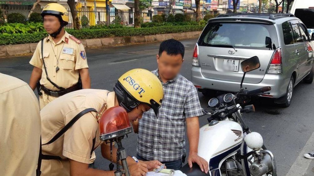 Tước giấy phép lái xe máy trong bằng tích hợp vẫn được phép điều khiển phương tiện còn lại. Tước giấy phép lái xe máy trong bằng tích hợp vẫn được phép điều khiển phương tiện còn lại.