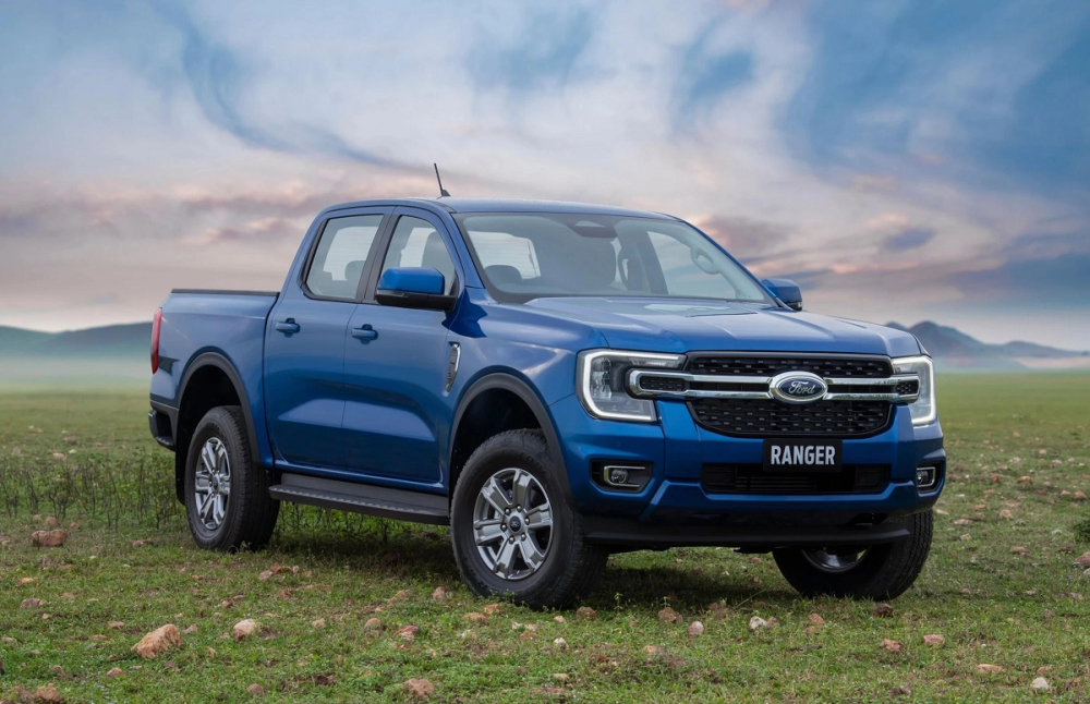 Ford Ranger XLT 2022 sở hữu đầu xe khác biệt một chút so với 2 bản Sport và Wildtrak