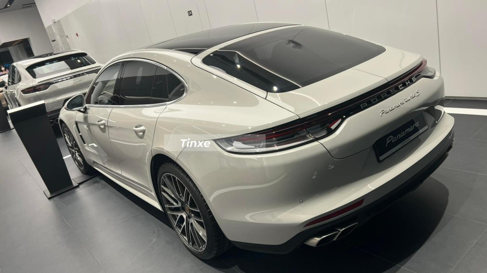 Sức mạnh khủng khiếp kể trên của Porsche Panamera Turbo S sẽ kết hợp cùng hộp số tự động 8 cấp ly hợp kép, nhờ đó, mẫu xe mạnh nhất trong gia đình Porsche Panamera dễ dàng tăng tốc từ vị trí xuất phát lên 100 km/h chỉ trong thời gian 3,1 giây, nhanh hơn cả siêu xe Ferrari Roma đến 0,3 giây. Vận tốc của chiếc coupe 4 cửa hạng sang Porsche Panamera Turbo S 2022 đầu tiên về nước là 315 km/h.