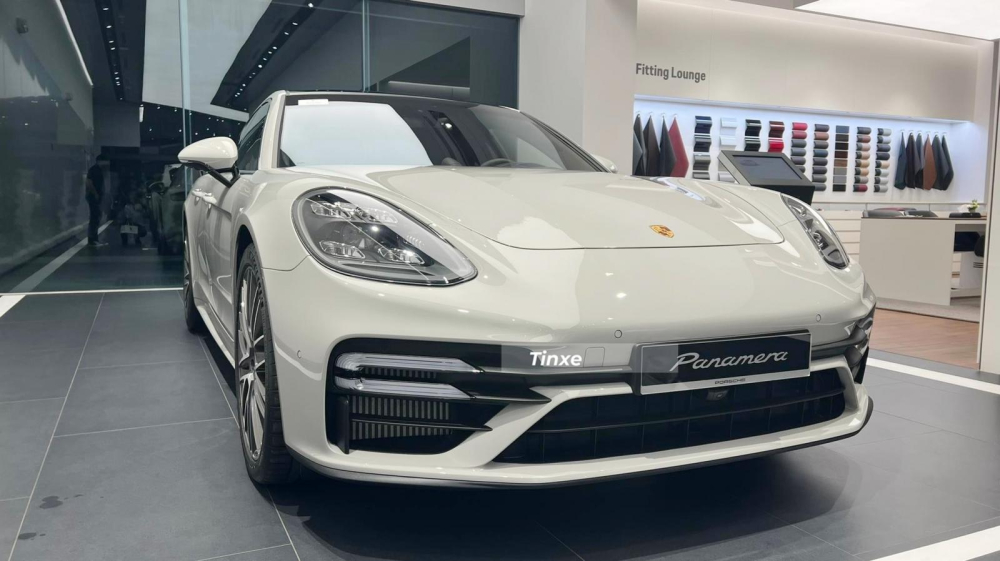 Nhưng đó chưa là gì nếu như chọn chơi Porsche Panamera Turbo S 2022, mẫu xe Panamera đắt đỏ nhất Việt Nam hiện nay với giá khởi điểm lên đến 11,61 tỷ đồng, gấp đôi giá xe tiêu chuẩn và chắc chắn chưa bao gồm các tùy chọn đi kèm.
