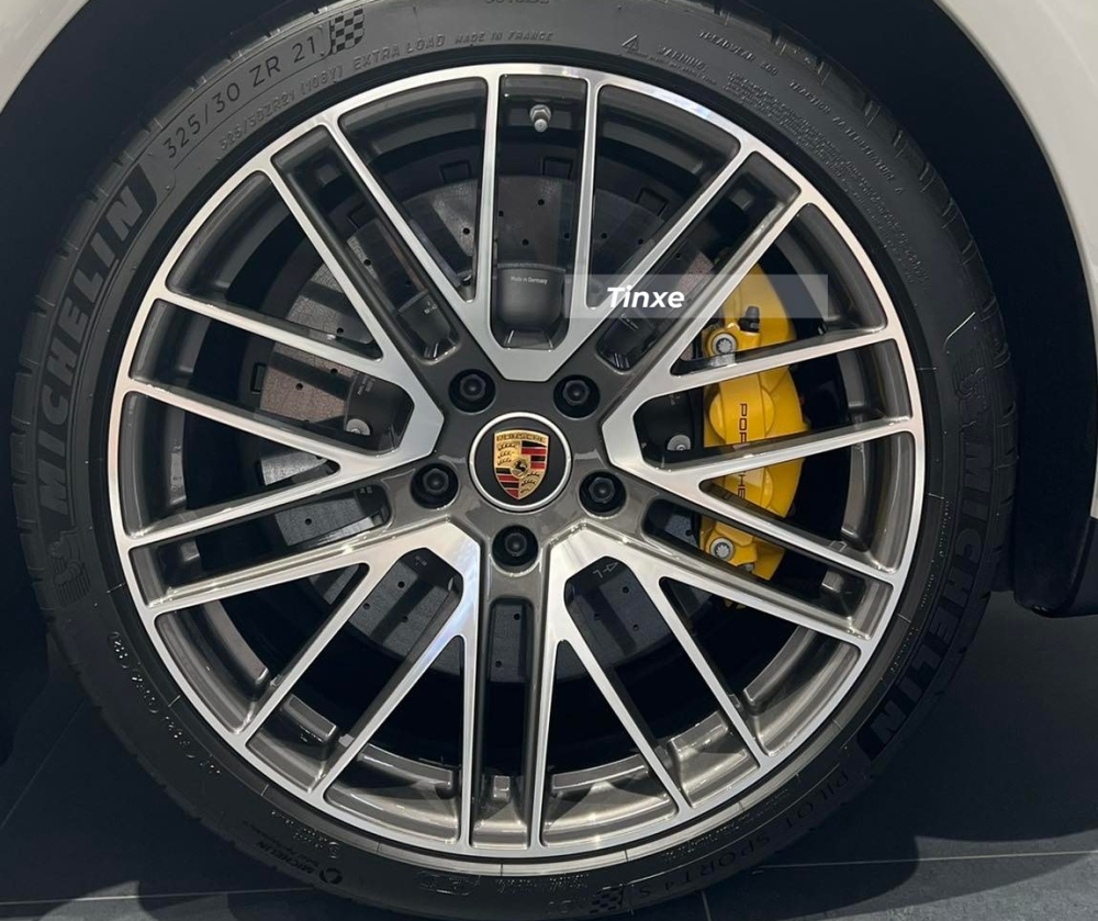Porsche Panamera GTS 2022 đầu tiên về nước được trang bị mâm đa chấu kép sơn 2 tông màu tương phản có kích thước 21 inch, đi kèm với đó là bộ lốp Michelin Pilot Sport 4 S và kẹp phanh sơn màu vàng nổi bật với ngoại thất màu trắng của xe.