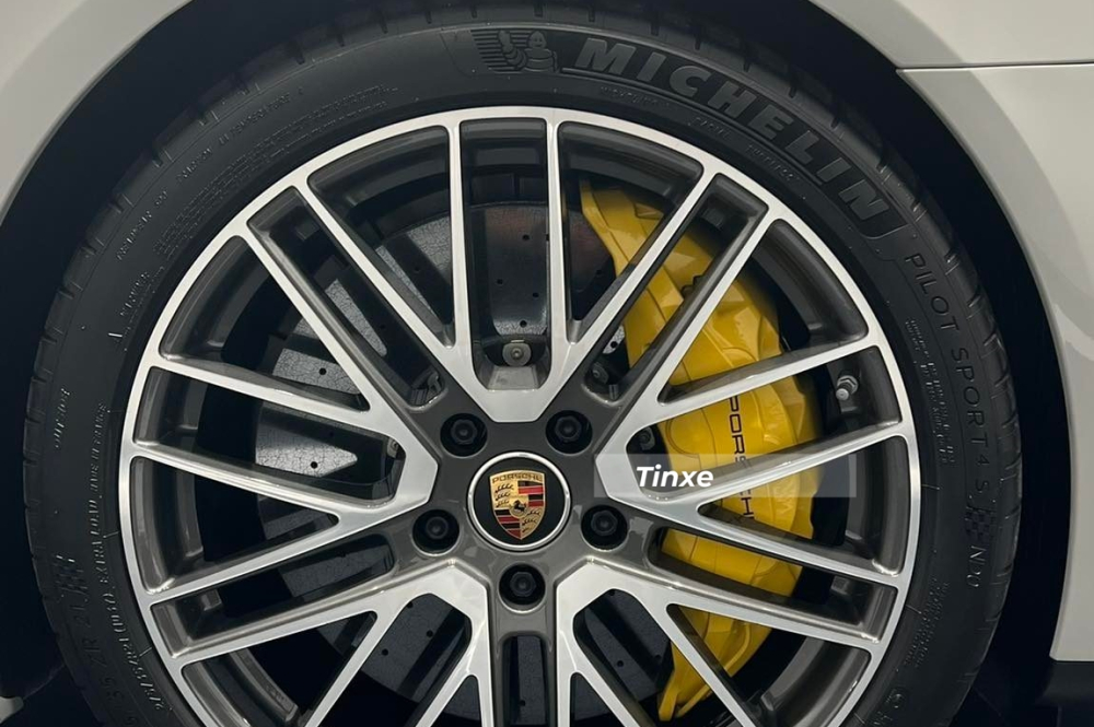 Nếu so sánh thông số này với Porsche Panamera GTS 2022 chỉ có công suất tối đa 473 mã lực và mô-men xoắn cực đại dừng lại ở con số 620 Nm, Porsche Panamera Turbo S 2022 chẳng khác gì quái vật trong nhà Panamera.