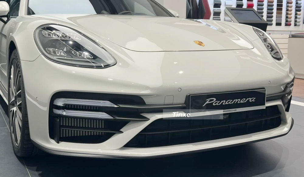 Bên cạnh sức mạnh ấn tượng, Porsche Panamera Turbo S 2022 còn sở hữu khung gầm và hệ thống điều khiển nâng cấp, tập trung vào tính thể thao cũng như thoải mái nhờ hệ thống treo chủ động Porsche Active Suspension Management (PASM) đã được cải tiến.